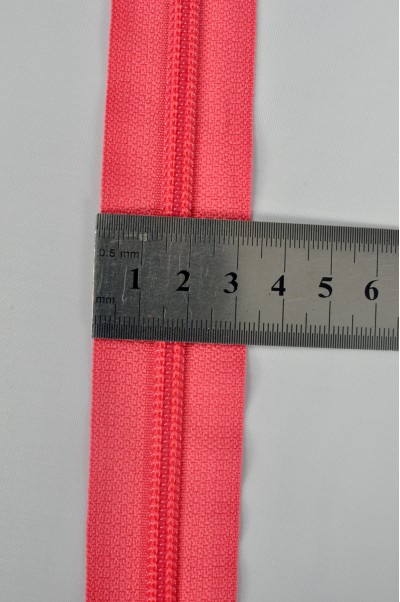 ZIP031  4號拉鏈  個人單頭拉鏈款式  聚酯牙拉鏈   密尾拉鏈款式  不設單獨拉鍊訂購 側面照